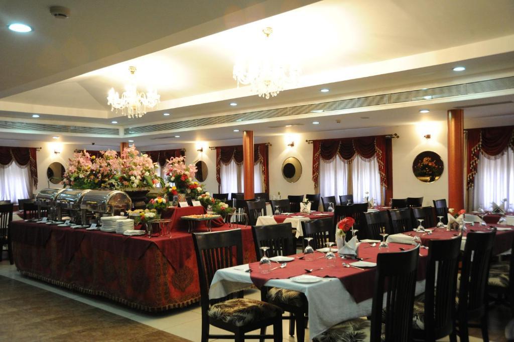 Hotel Treebo Crystal Castle Bangalore Esterno foto