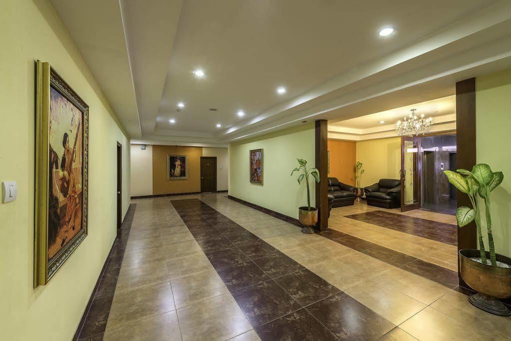 Hotel Treebo Crystal Castle Bangalore Esterno foto