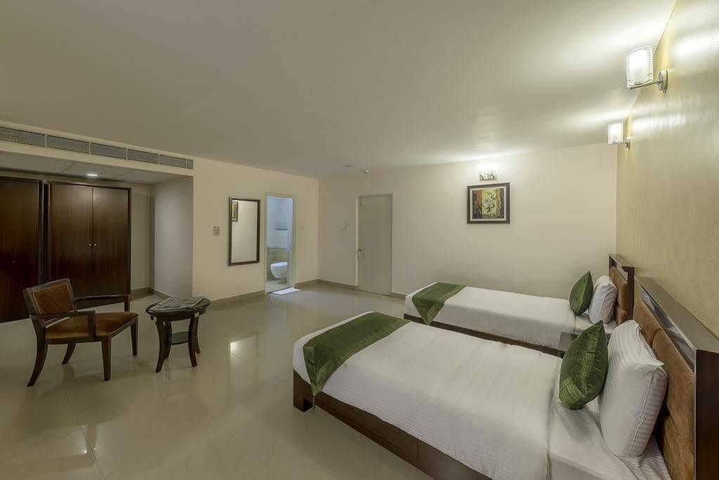Hotel Treebo Crystal Castle Bangalore Esterno foto
