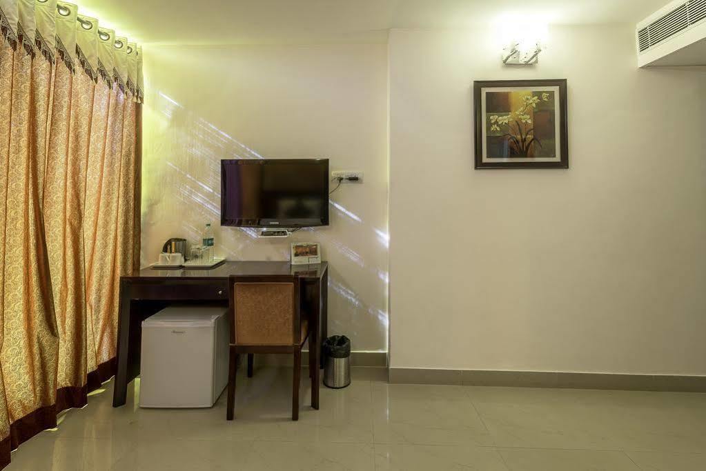 Hotel Treebo Crystal Castle Bangalore Esterno foto