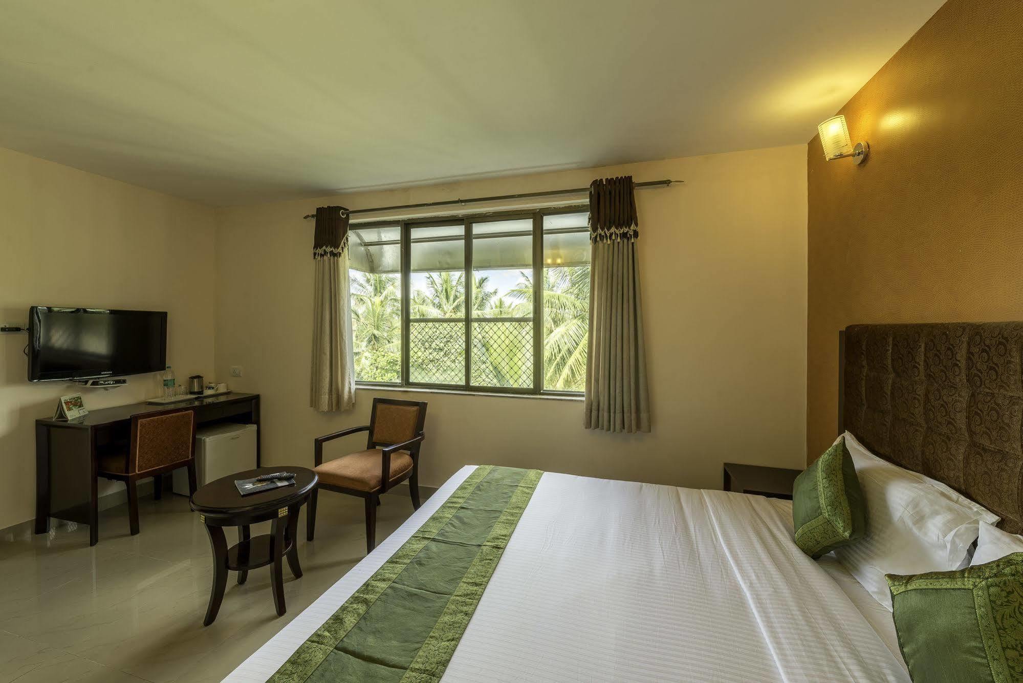 Hotel Treebo Crystal Castle Bangalore Esterno foto