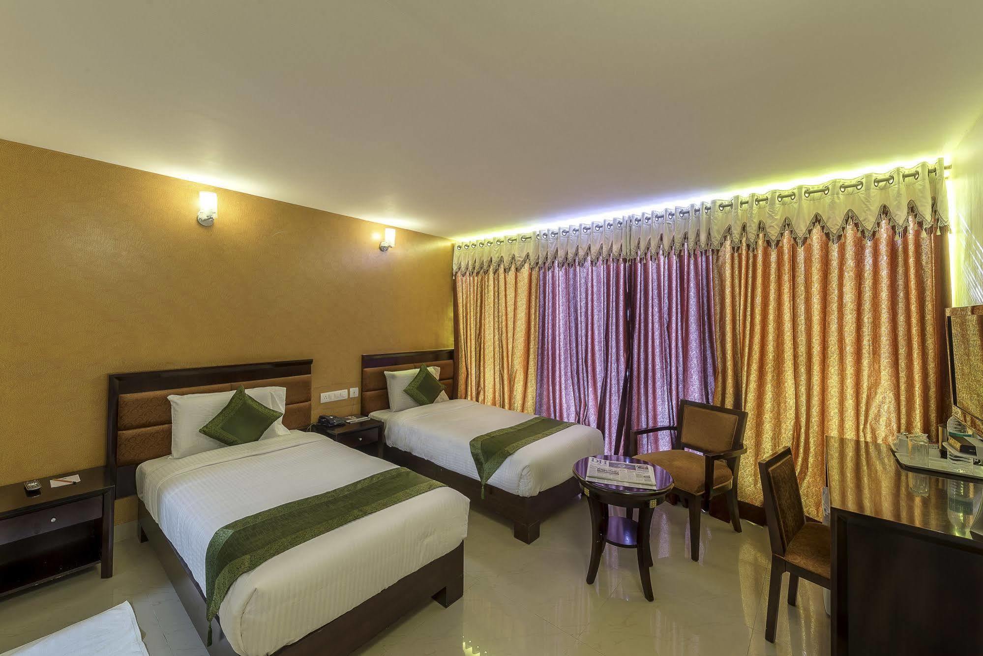 Hotel Treebo Crystal Castle Bangalore Esterno foto