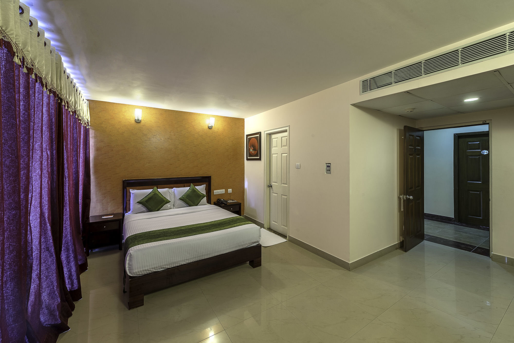 Hotel Treebo Crystal Castle Bangalore Esterno foto