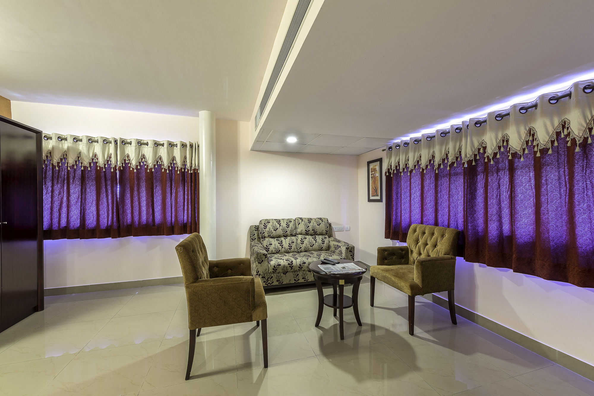 Hotel Treebo Crystal Castle Bangalore Esterno foto