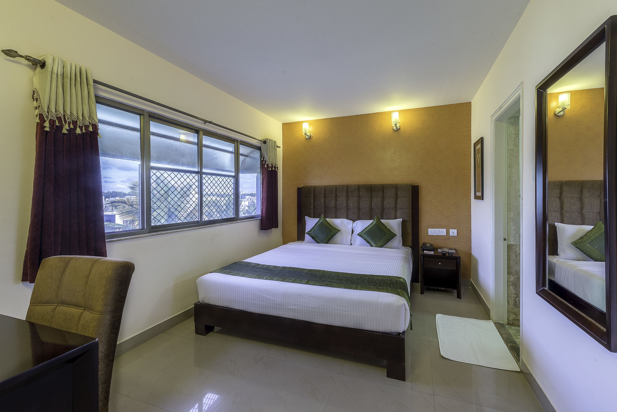 Hotel Treebo Crystal Castle Bangalore Esterno foto