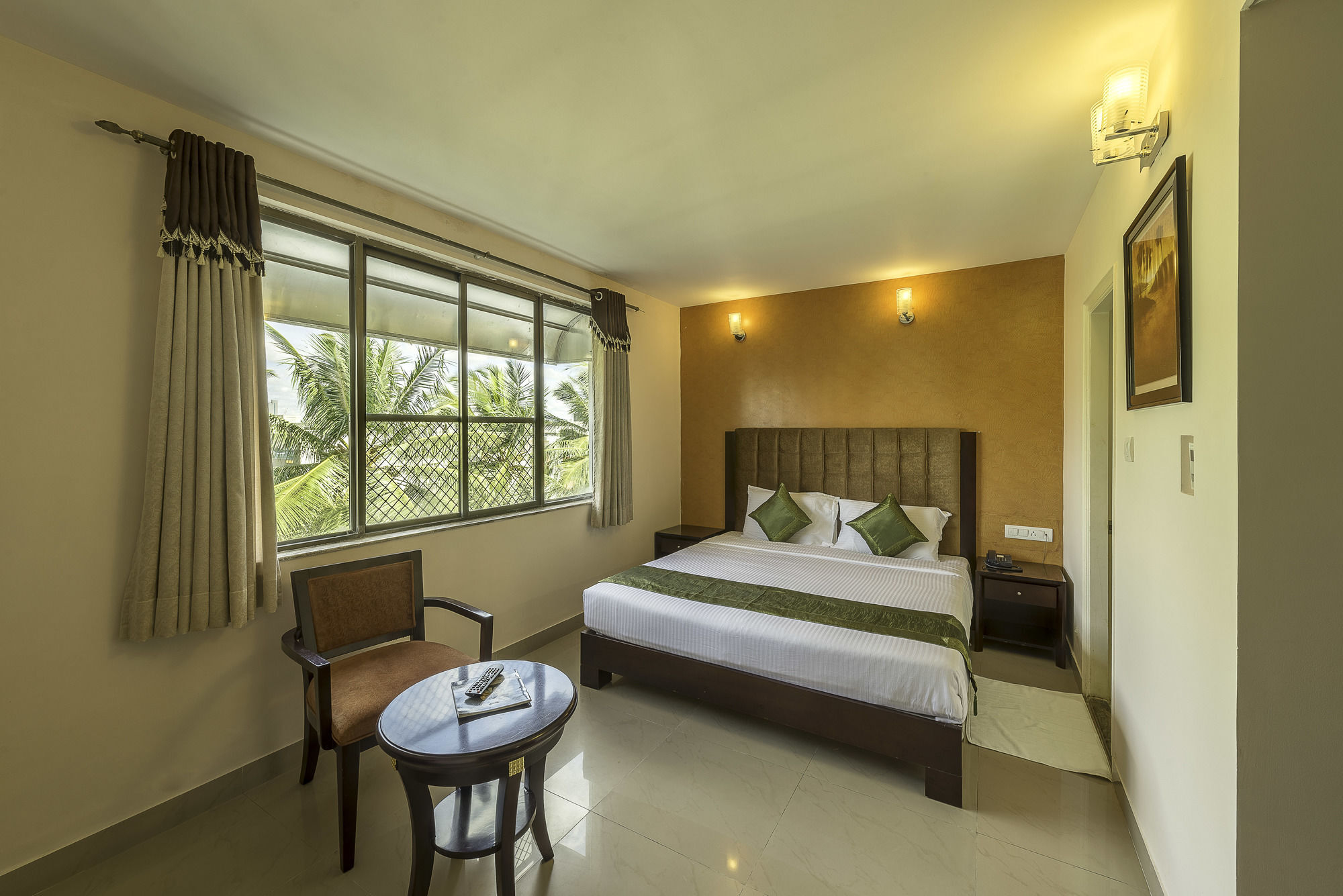 Hotel Treebo Crystal Castle Bangalore Esterno foto