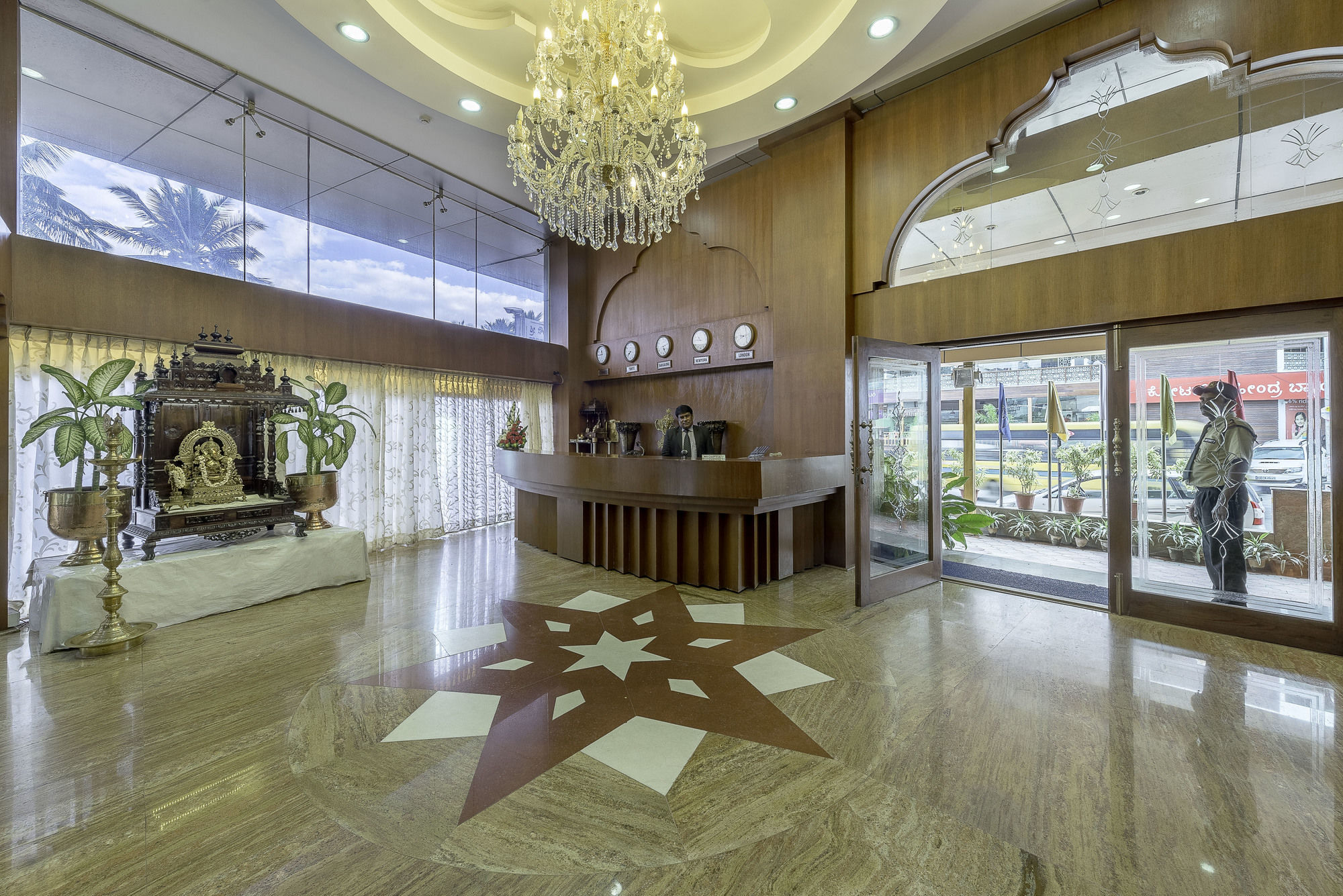 Hotel Treebo Crystal Castle Bangalore Esterno foto