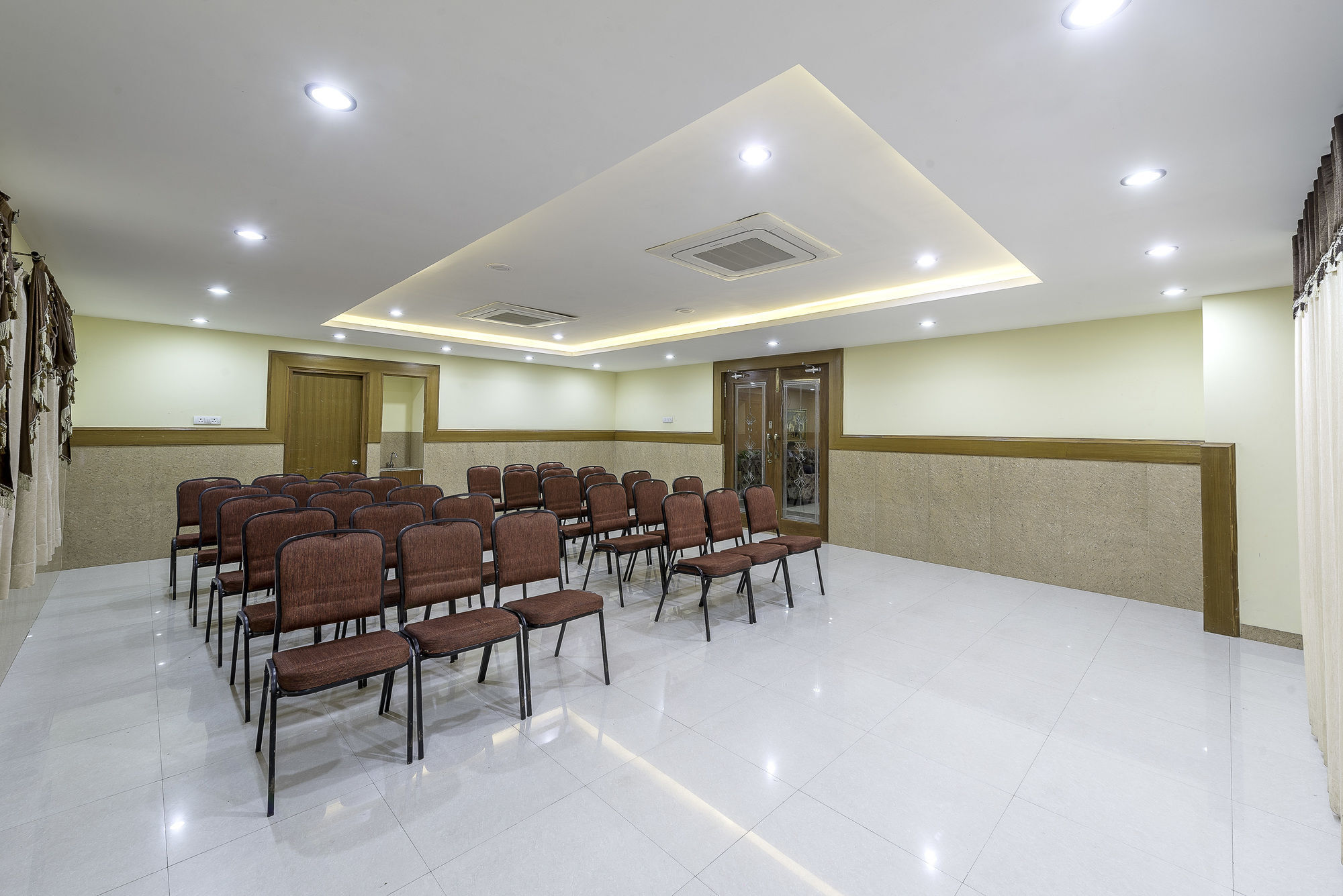 Hotel Treebo Crystal Castle Bangalore Esterno foto